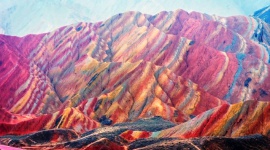 Kolorowa Planeta Podróże, LIFESTYLE - Tęczowe skały, pastelowe góry, różowe jeziora – te miejsca istnieją naprawdę i zachwycają oko! Diners Club Polska, wydawca kart dla podróżników, przedstawia 5. niezwykle barwnych miejsc na Ziemi, które stworzyła sama natura.