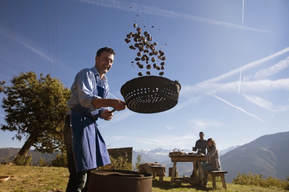 Czas zbiorów i święto Törggelen Podróże, LIFESTYLE - Jesień w Południowym Tyrolu i w gospodarstwach agroturystycznych spod znaku Czerwonego Koguta (Roter Hahn) to czas przygotowań do zbiorów, a po ich zakończeniu świętowania podczas tradycyjnego święta Törggelen.