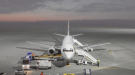 Już co trzeci podróżujący samolotem wyjeżdża dwa razy w roku Podróże, LIFESTYLE - Największy odsetek Polaków, którzy w ciągu ostatnich 12 miesięcy latali samolotem, podróżuje w ten sposób raz do roku (40%). Niewiele mniej osób, bo aż 36% deklaruje wyjazdy już dwa razy do roku – wynika z badania ARC Rynek i Opinia na zlecenie Portu Lotniczego Lublin.