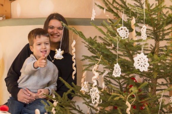 4 tygodnie świątecznych atrakcji Podróże, LIFESTYLE - W Południowym Tyrolu trwa adwent. To okres oczekiwań na święta Bożego Narodzenia, bogaty w tradycyjne wydarzenia i zwyczaje. Zatrzymując się w jednej z ponad 1600 farm Roter Hahn (pol. Czerwony Kogut) można wziąć udział w przygotowaniach do nadchodzących świąt.