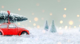 5 zasad świątecznego kierowcy Podróże, LIFESTYLE - W związku ze zbliżającym się Bożym Narodzeniem i nadchodzącymi feriami jeszcze więcej z nas zasiądzie za kierownicą. W świątecznym rozgardiaszu nie trudno stracić głowę. Aby podróż nie zakłóciła sielskiej atmosfery, przedstawiamy kilka złotych zasad świątecznego kierowcy.