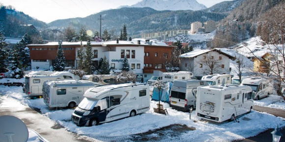 Na narty kamperem – czy to dobry pomysł? Podróże, LIFESTYLE - Ci, którzy uwielbiają białe szaleństwo, zapewne już teraz planują zimowy wypad w góry. Są też tacy, którzy pragną uniezależnić się od typowych ośrodków wypoczynkowych – ci wybierają się na narty kamperem.