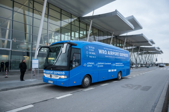 Szybkim autobusem na wrocławskie lotnisko. Ruszył WRO Airport Express Podróże, LIFESTYLE - Od dzisiaj pomiędzy Dworcem Wrocław a Portem Lotniczym Wrocław kursują autokary Polbus PKS. Po drodze poruszają się buspasami i zatrzymują raz, na pl. Dominikańskim. Dzięki temu podróż jest szybsza i bardziej komfortowa.