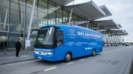 Szybkim autobusem na wrocławskie lotnisko. Ruszył WRO Airport Express Podróże, LIFESTYLE - Od dzisiaj pomiędzy Dworcem Wrocław a Portem Lotniczym Wrocław kursują autokary Polbus PKS. Po drodze poruszają się buspasami i zatrzymują raz, na pl. Dominikańskim. Dzięki temu podróż jest szybsza i bardziej komfortowa.
