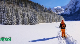 Góry zimą - jak przygotować się do wyprawy? Podróże, LIFESTYLE - Zimowa aura i piękne widoki przyciągają turystów, którzy górskie szlaki chcą odkrywać w tej niepowtarzalnej scenerii. Jednak bez odpowiedniego przygotowania wycieczka nawet w niskie partie może być niebezpieczna. Podpowiadamy, o czym należy pamiętać, planując zimowy trekking.