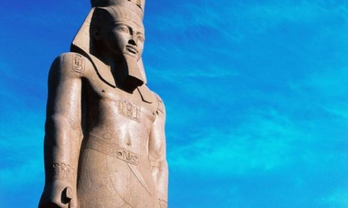 Posąg Ramzesa II przetransportowany do Atrium Wielkiego Muzeum Egipskiego