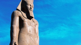 Posąg Ramzesa II przetransportowany do Atrium Wielkiego Muzeum Egipskiego Podróże, LIFESTYLE - Światowe media obiegła informacja, że ważący 82 tony posąg Ramzesa II został bezpiecznie przewieziony do stałego miejsca ekspozycji w Atrium Wielkiego Muzeum Egipskiego.