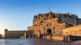 Najpiękniejsze zamki Europy – TOP 5 z wylotem z Wrocławia Podróże, LIFESTYLE - Średniowieczne warownie, siedziby królów, centra rozwoju miast. Dzisiaj zamki to przede wszystkim jedne z najpopularniejszych atrakcji turystycznych. Przedstawiamy subiektywny przegląd 5 najpiękniejszych zamków Europy, które odwiedzimy, lecąc z Wrocławia.