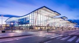6 lat terminalu wrocławskiego lotniska. 13,5 mln pasażerów Podróże, LIFESTYLE - Terminal Portu Lotniczego Wrocław skończył 6 lat. W tym czasie obsłużył 13,5 mln pasażerów, przybyło mu kilkadziesiąt kierunków i kilku przewoźników. Nie zwalnia tempa i tylko w tym roku planuje przyjąć 3,2 mln podróżnych.