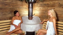 Kąpiel w słońcu kąpiel w sianie Podróże, LIFESTYLE - Wraz z nastaniem wiosny, która w Południowym Tyrolu pojawia się dość wcześnie, warto pomyśleć o odnowie biologicznej i to w najlepszym wydaniu: wiejskiego SPA i połączeniu jej z wypoczynkiem na jednej z wyspecjalizowanych farm agroturystycznych Roter Hahn.