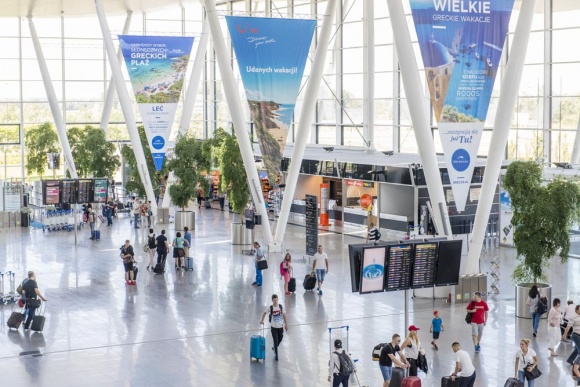 Wakacje o miesiąc wcześniej. Czartery już od marca Podróże, LIFESTYLE - Wakacje z biurem podróży to już nie tylko czerwiec, lipiec i sierpień. Tego roku na lotnisku we Wrocławiu rozpoczną się pod koniec marca, czyli o miesiąc wcześniej niż przed rokiem.
