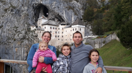 Belgijska rodzina globtroterów w białostockiej szkole Podróże, LIFESTYLE - Podróżują busem i spełniają swoje marzenia – pięcioosobowa rodzina z Belgii opowiada o tym w szkołach na całym świecie. Odwiedzili też Zespół Szkół Społecznych Fundacji Edukacji „Fabryczna 1” w Białymstoku.