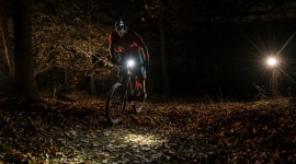 Majówka na rowerze. Z jakim oświetleniem? Podróże, LIFESTYLE - Zapewniają odpowiedni komfort jazdy i niezbędne bezpieczeństwo. Lampy rowerowe – podpowiadamy, na co zwrócić uwagę wybierając wyposażenie na majówkę na dwóch kołach.