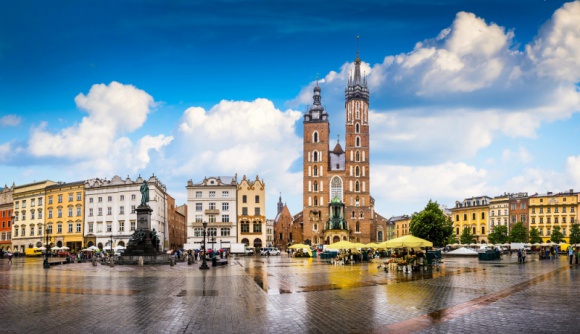 Za co warszawiacy kochają Kraków? Podróże, LIFESTYLE - Polska obfituje w idealne miejsca do spędzenia dni wolnych, ale to szczególnie Kraków upatrzyli sobie na weekendowe wypady mieszkańcy stolicy. Coraz więcej osób decyduje się na krótkie wyjazdy, aby odpocząć od codziennych obowiązków, poznać nowe miejsca i odkryć swój kraj.