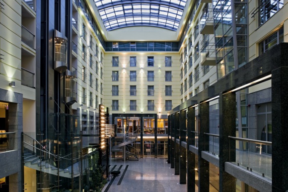 Wystawa w Sofitel Wrocław Old Town Podróże, LIFESTYLE - Od 4 do 29 czerwca we Foyer Hotelu Sofitel Wrocław Old Town będzie można obejrzeć wystawę najnowszych prac Stanisława Tomalaka pt. „Fragmenty Świata – obrazy i reliefy”. Jest to już dziesiąta inicjatywa realizowana przez hotel we współpracy z Galerią Sztuki Współczesnej DNA.