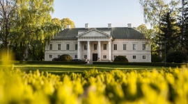 Nowoczesne centrum hotelowo-konferencyjne w 200-letnim zabytkowym pałacu Podróże, LIFESTYLE - Jeden z najlepiej zachowanych zabytków polskiego klasycyzmu – Pałac Mała Wieś, rozbudowuje swoją infrastrukturę i staje się luksusowym centrum konferencyjnym o najnowocześniejszych rozwiązania eventowych.