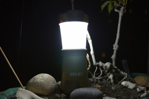 Lampy kempingowe – to musisz wiedzieć przed wakacjami Podróże, LIFESTYLE - Wakacje na kempingu to radość i wolność. Pod jednym warunkiem – że nie zapomnimy o porządnej lampie. Bez takiego niezawodnego źródła światła urlop w wymarzonym miejscu może rysować się… ciemnymi barwami.