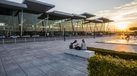Port Lotniczy Wrocław. Rekordowy miesiąc w historii Podróże, LIFESTYLE - W czerwcu wrocławskie lotnisko obsłużyło ponad 352 tys. pasażerów. Zarówno tanie linie, jak i przewoźnicy sieciowi na trasach międzynarodowych odnotowali wzrosty o blisko 30%. Ponad 90 tys. podróżnych wybrało wakacje z biurem podróży.