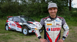 Jak bezpiecznie zapakować auto przed wakacyjną podróżą? Podróże, LIFESTYLE - Powierzchnia bagażnika jest ograniczona i warto wiedzieć jak zapakować się możliwie najbardziej praktycznie, ale i bezpiecznie. Jakich bagaży lepiej nie zabierać i w jakich miejscach nie powinniśmy ich układać radzi Kajetan Kajetanowicz, trzykrotny Rajdowy Mistrz Europy