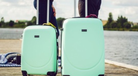Jak wybrać idealną walizkę na wakacje? Podróże, LIFESTYLE - Wszyscy kochamy wakacje, ale nie wszyscy lubimy się pakować. Kwestią kluczową jest wybór odpowiedniej walizki. To teraz gorący temat, bo w sklepach aż roi się od różnych propozycji. Jak umilić sobie pakowanie i wybrać odpowiedni bagaż?