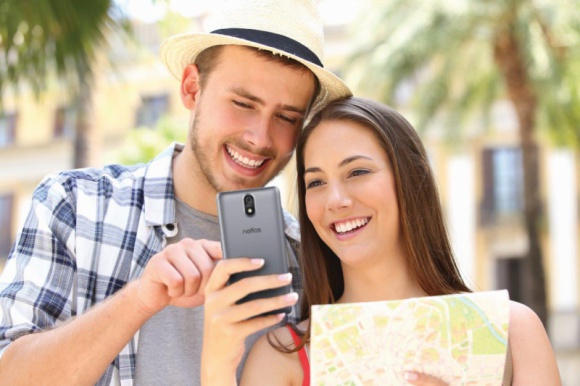 Smartfon na wakacjach Podróże, LIFESTYLE - Wakacje to czas odpoczynku, odkrywania nowych miejsc. Wyjeżdżając do Tajlandii, Hiszpanii czy na Seszele chcemy uchwycić i zapamiętać jak najwięcej.