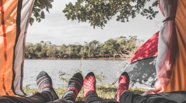 Biwakowanie czas zacząć! Jak przygotować się do wakacji pod namiotem? Podróże, LIFESTYLE - Wyprawa pod namiot to ciekawa, a do tego atrakcyjna pod względem finansowym forma odpoczynku i spędzenia wakacji. Gdzie warto rozbić biwak oraz co należy ze sobą zabrać?