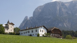 Zwiedzamy Południowy Tyrol - Urlop z historią w tle Podróże, LIFESTYLE - Piękne krajobrazy, możliwość uprawiania sportów zimowych, pieszych wędrówek i przejażdżek konnych, wspaniała kuchnia pełna niemieckich i włoskich smaków, wreszcie ciekawa historia. To wszystko znajdziemy w Południowym Tyrolu.