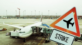 Warto walczyć o odszkodowania za odwołane loty Ryanair Podróże, LIFESTYLE - Ryanair musi się zmierzyć z kolejnymi protestami pracowników. Do pilotów ze Szwecji, Belgii i Irlandii, którzy zapowiedzieli strajk w dniu 10 sierpnia 2018 r. dołączyli również niemieccy piloci.