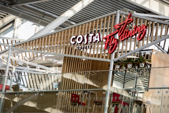 Rozsmakuj się w odlotowym koncepcie Costa Coffee FlyDining na warszawskim Okęciu Podróże, LIFESTYLE - Podróż to niemałe wyzwanie – od planowania, przez pakowanie, aż po przeprawę przez lotnisko.