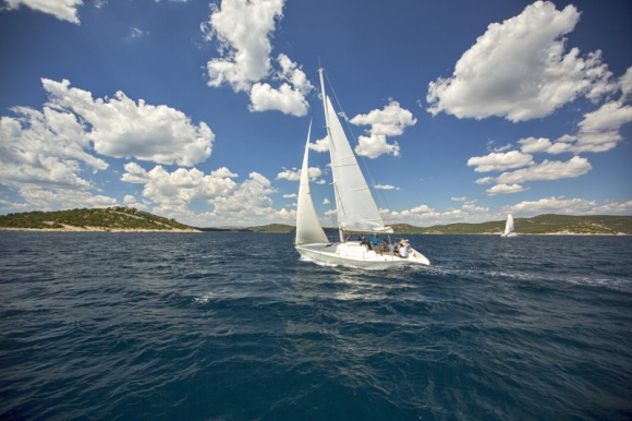 Jeśli jesienne żeglowanie, to tylko w Chorwacji Podróże, LIFESTYLE - Lato zmierza ku końcowi, lecz to wcale nie oznacza, że musimy pożegnać się na dobre z wakacjami. Na poszukiwanie ciepłej aury i wyjątkowych emocji zapraszamy do Chorwacji, gdzie właśnie jesienią można spędzić niezapomniane chwile pod żaglami.