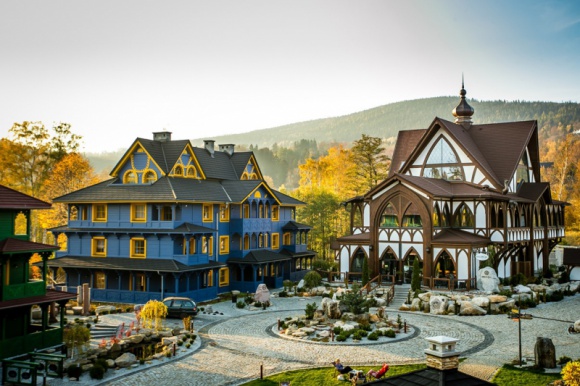 ZADBAJ O CIAŁO JESIENIĄ Podróże, LIFESTYLE - Zachwycająca pełnią barw jesień jest dla naszego organizmu jednym z trudniejszych okresów w roku. Coraz krótsze dni i niższe temperatury oraz mniej promieni słonecznych u wielu osób powodują przygnębienie i brak chęci do działania.