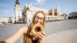 Alternatywny wypoczynek – zerwij z nudą na wyjeździe Podróże, LIFESTYLE - Kraków uchodzi za jedno z najpiękniejszych miast historycznych w Polsce. Przeszłość miesza się tu z teraźniejszością, historia z nowoczesnością. Nawet krótka wizyta może dostarczyć wielu wrażeń. Dlatego warto pomyśleć o niestandardowym zwiedzaniu dawnej stolicy Polski.