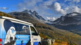 Dom jest tam, gdzie go zaparkujesz - wyjątkowa wyprawa webastoXperience Podróże, LIFESTYLE - Czy można przetrwać zimową podróż samochodem przez zaśnieżone Alpy, burzowe fiordy Norwegii oraz mroźną Szwecję? Dwójka podróżników wyruszyła w zimową trasę samochodem przygotowanym specjalnie przez firmę Webasto.