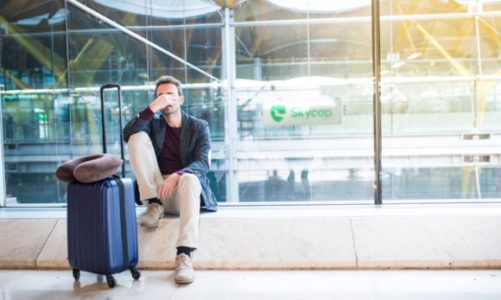 Podróż lotnicza w szczycie sezonu – czego się spodziewać?