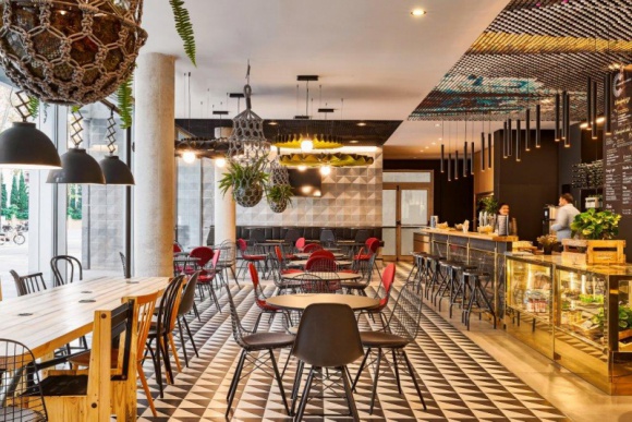 CZŁOWIEK W CENTRUM UWAGI - IBIS STAWIA NA TĘTNIĄCĄ ŻYCIEM GOŚCINNOŚĆ Podróże, LIFESTYLE - Marka ibis – lider wśród hoteli klasy ekonomicznej, nieprzerwanie od 1974 roku oferuje podróżnym i lokalnym mieszkańcom zupełnie nowe standardy hotelarstwa. Ich fundament stanowią: gościnność, otwartość na miejscowe społeczności i relacje międzyludzkie.