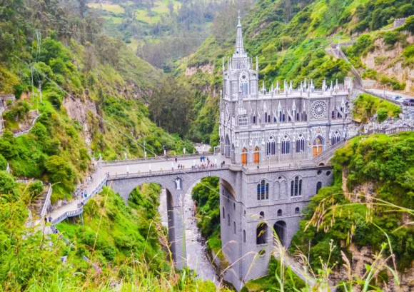 4 miejsca, które wyglądają jak z filmu fantasy Podróże, LIFESTYLE - Świątynia w dżungli, czerwone pola w Chinach, góralska wioska w Japonii czy może miasto elfów w Europie? Diners Club Polska, wydawca kart płatniczych dla podróżników, przedstawia 4 miejsca, w których istnienie trudno uwierzyć.