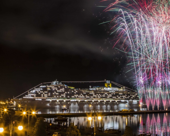 NIEZWYKŁY POKAZ LOTNICZY I FAJERWERKI: NADANIE IMIENIA COSTA VENEZIA Podróże, LIFESTYLE - W piątek, 1 marca, całe miasto Triest zaangażowało się w uroczystość na Costa Venezia, pierwszym statku Costa zbudowanym specjalnie na rynek chiński. Był to niezapomniany pokaz dla wszystkich mieszkańców miasta i dwóch tysięcy przybyłych gości.