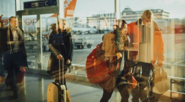 Czy leci z nami bagaż? Czyli co zrobić, gdy na miejscu ląduje sam pasażer Podróże, LIFESTYLE - Majówka i sezon urlopowy zbliżają się wielkimi krokami. Dla lotnisk to okres, podczas którego obsługują wzmożony ruch pasażerski. Choć infrastruktura lotnicza jest modernizowana, to wciąż jednym z problemów, z jakimi muszą mierzyć się podróżni, są opóźnione lub zgubione bagaże.