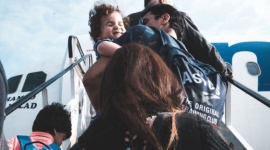 Twoje dziecko może ubiegać się o odszkodowanie za zakłócony lot Podróże, LIFESTYLE - Jeżeli planujesz rodzinną podróż pamiętaj, że prawo lotnicze chroni nie tylko dorosłych, ale również dzieci. W przypadku wystąpienia zakłóceń spowodowanych przez linie lotnicze to każdy członek rodziny jest uprawniony do rekompensaty w wysokości do 600 euro, nawet niemowlę.