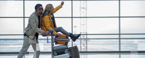 Ile kosztuje tydzień parkingu na polskich lotniskach? Podróże, LIFESTYLE - KAYAK.pl postanowił sprawdzić, ile kosztuje wygodniejsze rozwiązanie, jakim jest pozostawienie samochodu na parkingu przy lotnisku?