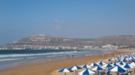 Atlantyckie wybrzeże Maroka Podróże, LIFESTYLE - Nareszcie zaczęły się wakacje. Zapewne warto choć kilka dni spędzić na plaży. Wybrzeże Atlantyku w Maroku jest wyjątkowe i urozmaicone. Znajdziemy tu urokliwe zatoki i klify, ale najbardziej charakterystyczne są szerokie piaszczyste plaże, które ciągną się kilometrami.