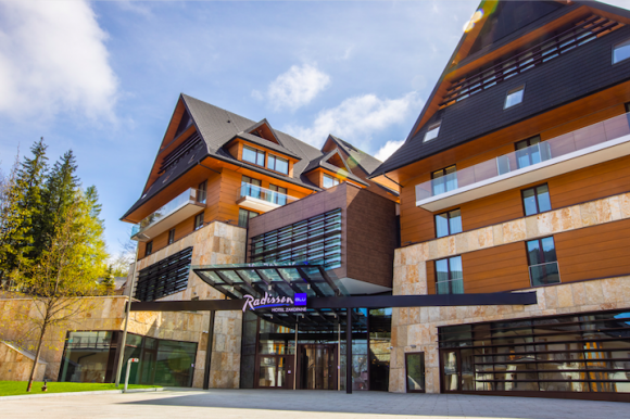 Radisson Blu Hotel & Residences, Zakopane partnerem Czyste Tatry ekoMałopolska 2 Podróże, LIFESTYLE - Wyjątkowe miejsca wymagają wyjątkowej opieki, a komfortowy wypoczynek może się odbywać w harmonii z przyrodą - to idee bliskie zarówno projektowi Czyste Tatry ekoMałopolska, jak i Radisson Blu Hotel & Residences, Zakopane, który w tym roku wspiera inicjatywę.