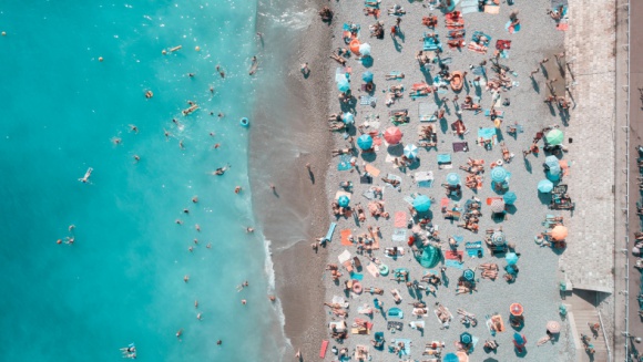 Kierunek: wakacje. Na czym polega podróż samolotem z przewoźnikiem czarterowym? Podróże, LIFESTYLE - Loty czarterowe, organizowane m.in. przez biura podróży, potrafią kosztować znacznie mniej, niż kupione bezpośrednio u przewoźnika. Nic dziwnego, że chcemy korzystać z nich coraz częściej. Na czym polegają różnice w stosunku do przelotu rejsowego i jak przygotować się do podróży?