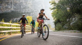 Trentino: trasy rowerowe godne polecenia Podróże, LIFESTYLE - W Trentino, północnej prowincji Włoch, jest 431 km ścieżek rowerowych, co sprzyja aktywnemu wypoczynkowi. Poniżej przedstawiamy 5 tras rowerowych, wśród których adepci kolarstwa, bez względu na poziom zaawansowania, znajdą coś dla siebie.