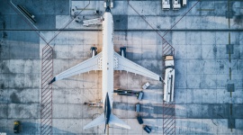 Takich zdjęć wrocławskiego lotniska jeszcze nie widziałeś Podróże, LIFESTYLE - To pierwsze takie fotografie Portu Lotniczego Wrocław. Obiekt udało się uwiecznić z drona. Wymagało to specjalnych pozwoleń m.in. od Polskiej Agencji Żeglugi Powietrznej.