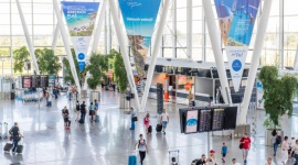 Najlepszy miesiąc w historii wrocławskiego lotniska Podróże, LIFESTYLE - W lipcu port obsłużył blisko 388 tys. pasażerów. To nowy rekord wrocławskiego lotniska. Od początku roku skorzystało z niego już ponad 2 mln podróżnych. Uwagę zwracają świetne wyniki przewoźników sieciowych.