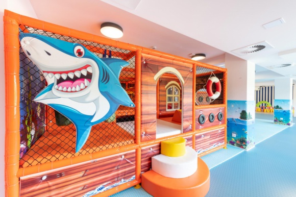 Aparthotel Blue Marine Mielno jeszcze lepszy dla dzieci Podróże, LIFESTYLE - 75 dodatkowych apartamentów, nowe sale zabaw dla dzieci, powiększoną strefę SPA oraz kawiarnię z lobby barem oddano w ramach rozbudowy działającego od 4 lat aparthotelu Blue Marine Mielno.
