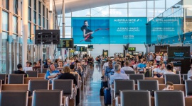 Już blisko 2,8 mln pasażerów na wrocławskim lotnisku Podróże, LIFESTYLE - We wrześniu Port Lotniczy Wrocław obsłużył 365 tys. podróżnych, czyli o 4% więcej niż w tym samym miesiącu przed rokiem. Imponujące wyniki osiągnęli przewoźnicy sieciowi. Kierunki południowe notują zainteresowanie na poziomie wakacyjnego szczytu.