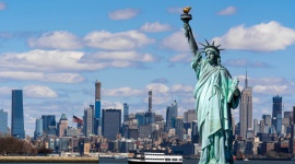 Jak polecieć z Wrocławia do USA Podróże, LIFESTYLE - Mamy do dyspozycji bezpośrednie połączenia do największych europejskich portów przesiadkowych, jak Amsterdam, Paryż, Frankfurt i Warszawa. Dzięki temu do Nowego Jorku lub Chicago dolecimy z Wrocławia w ok. 12, do Miami w 14, a do Los Angeles w 15 godzin.