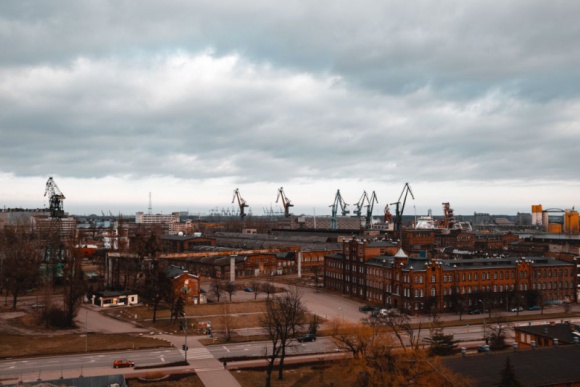 Stocznia Gdańska – przewodnik po historii mniej znanej Podróże, LIFESTYLE - Najbardziej rozpoznawalnymi obiektami Stoczni Gdańskiej są Brama nr 2, Sala BHP czy budynek Dyrekcji. To jednak nie wszystko, co ma do zaoferowania to ważne dla losów Polski i Europy miejsce.